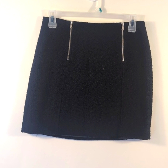 LOFT Dresses & Skirts - LOFT Vlack Mini Skirt Size 6